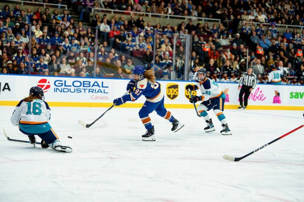 Vancouver Goldeneyes defeat Sirens 5-2 as Annas shine in victory